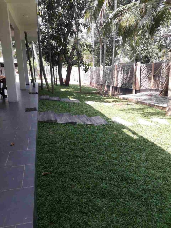 Avanya Hotel And Reception Hall Angunakolapelessa Exteriör bild
